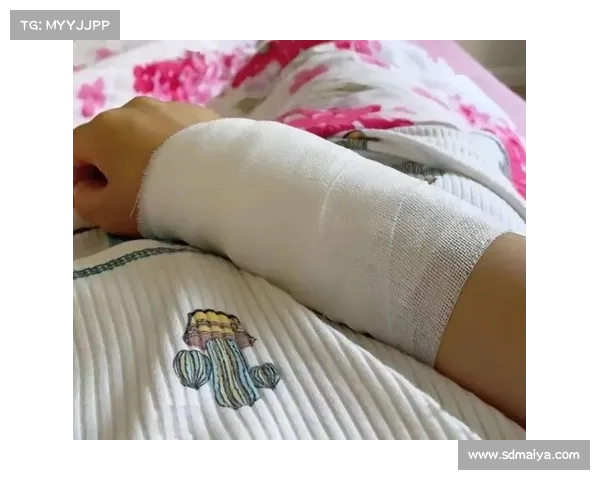 女生拖地时被朋友偷袭正欲追击却被拖把绊倒的搞笑瞬间 女生拖地时被朋友偷袭正欲追击却被拖把绊倒的搞笑瞬间
